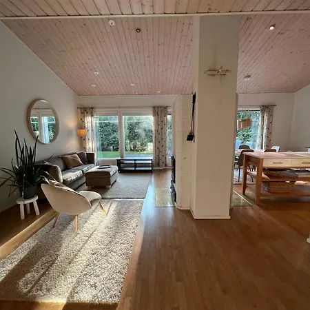 Ihana Paritaloasunto - Sauna, Piha Ja Autokatos - Cozy Semi-detached House With Sauna, Garden And Carport In شقة *