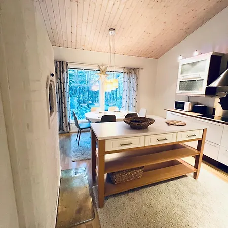Ihana Paritaloasunto - Sauna, Piha Ja Autokatos - Cozy Semi-detached House With Sauna, Garden And Carport In شقة *